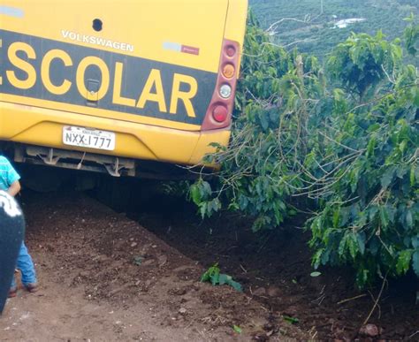 Ônibus escolar de Caparaó quase cai em ribanceira Portal Espera Feliz