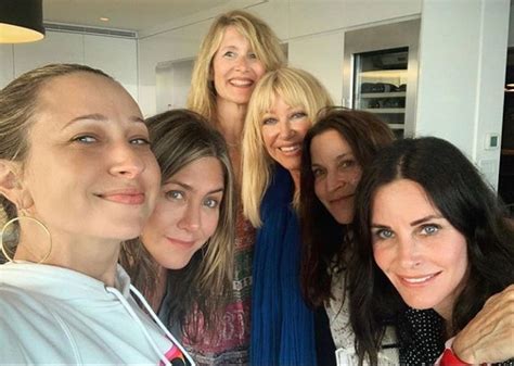 Foto Jennifer Aniston Courtney Cox A Suzanne Somers Ze Seri Lu Krok