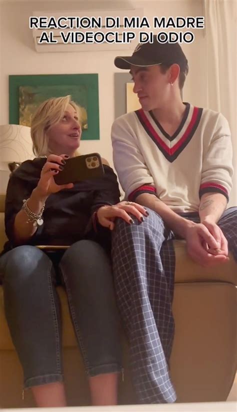La Madre Di Michele Bravi Vede Il Suo Nuovo Video Hot In Cui Sc Pa