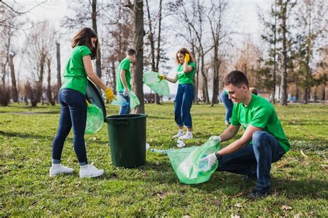 Gruppe von freiwilligen müll sammeln Kostenlose Foto