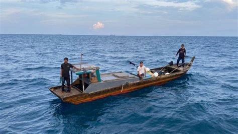 Mesin Mati Kapal Nelayan Indonesia Terombang Ambing Hingga Masuk