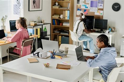 Vista de ángulo alto del grupo de jóvenes programadores que trabajan en