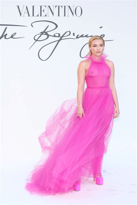 Florence Pugh Şeffaf Pembe Elbise Üzerindeki Trollere Cevap Verdi