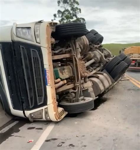 Carreta Tomba E BR 101 Fica Parcialmente Interditada Em Anchieta ES