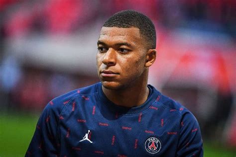 Kylian Mbappé Ce salaire complètement FOU et supérieur à celui de