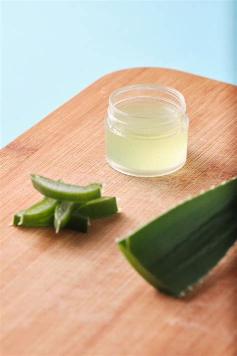 Cortes De Aloe Vera Y De Balón Hoja De Aloe Vera Sobre Crema En La