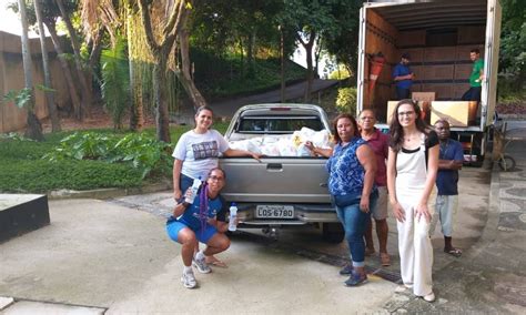 Funcionárias da Fiocruz doam cestas básicas para moradores de