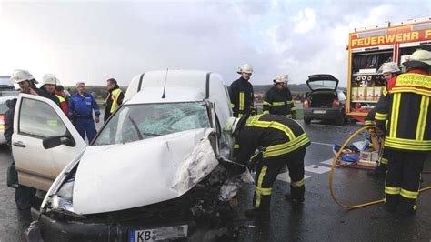 Autofahrer Nach Unfall Eingeklemmt Video Online