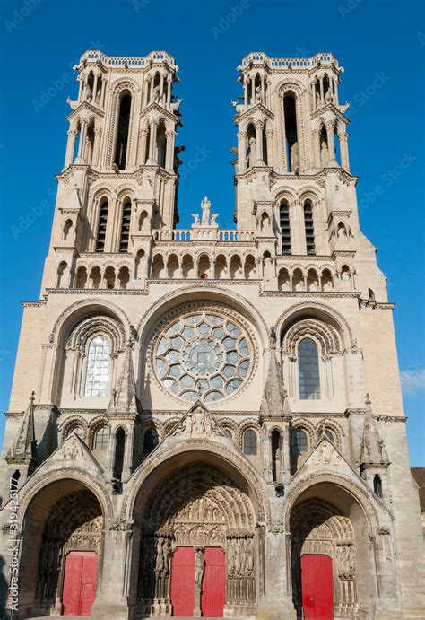 France Aisne Laon La façade de la cathédrale gothique Notre Dame de