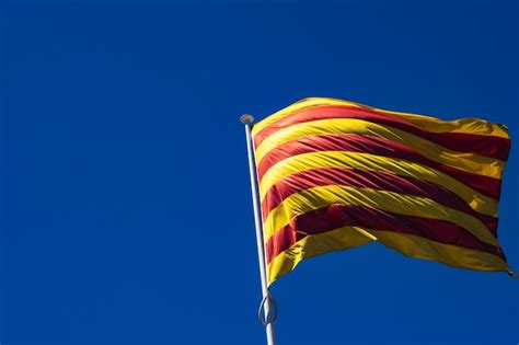 La Bandera Catalana Ondea Con Orgullo En El Cielo Azul Profundo Foto