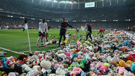 Homenaje conmovedor en el fútbol turco lluvia de muñecos y peluches