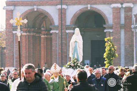 La Vergine Di Lourdes Pellegrina A Caravaggio Nel Suo Volto La Gioia