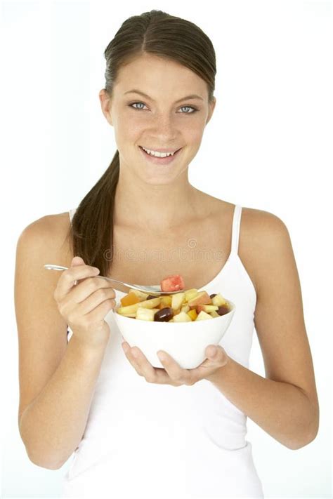 Mujer Joven Que Come La Ensalada De Fruta Fresca Foto De Archivo