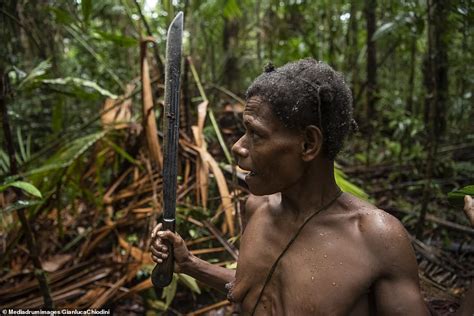 Rare Look At Indonesian Korowai People Who Were Undiscovered Until