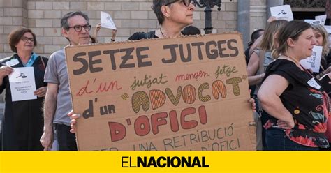 Abogados Del Turno De Justicia Gratuita Se Manifiestan En Barcelona