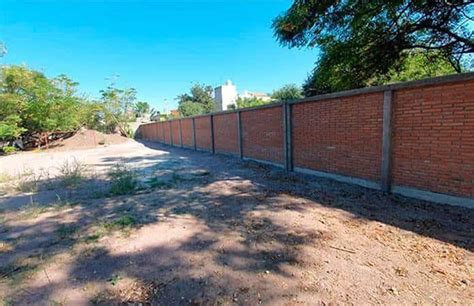 Edifican barda perimetral en escuela Benito Juárez