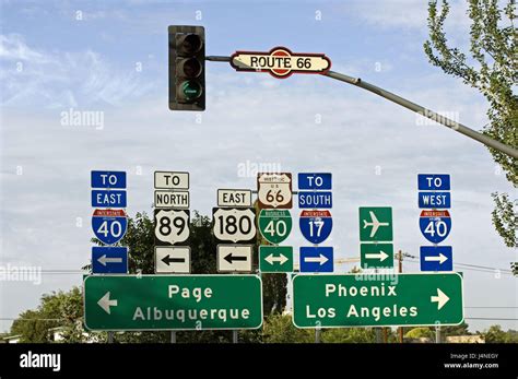 El Flagstaff Arizona Estados Unidos Ruta 66 Cruce Señales De Tráfico Fotografía De Stock