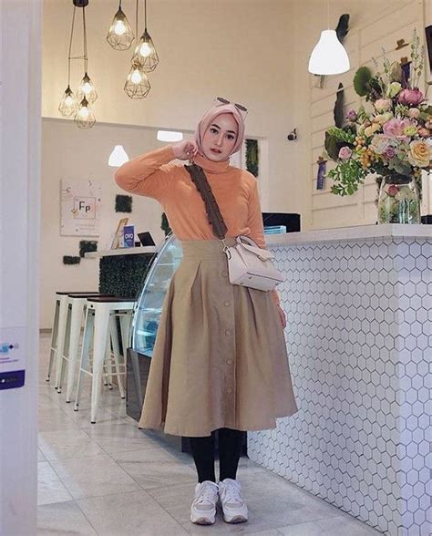 Inspirasi Gaya Hijab Dengan Rok Kekinian Dan Sneakers Ala Selebgram