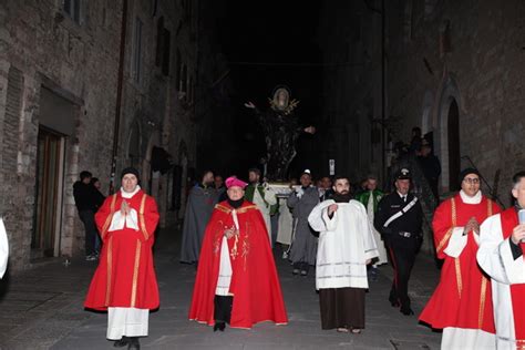 In Tanti Alla Processione Del Venerd Santo Ad Assisi Diocesi Di