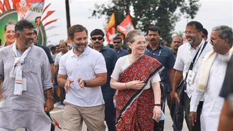 Bharat Jodo Yatra: Sonia Gandhi marches with son Rahul Gandhi in ...