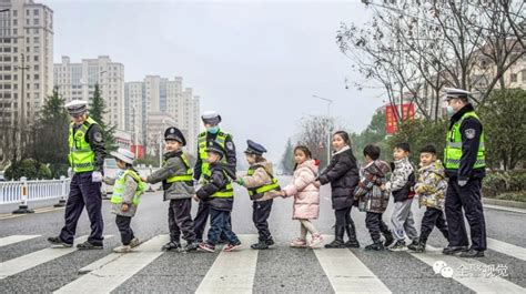 新学期站好护学岗中国警察图片网2月6日至12日来稿精选 中国警察网