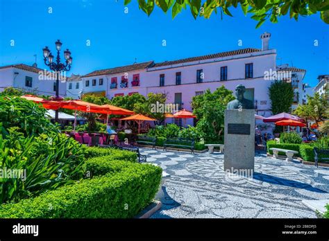 Plaza marbella naranja plaza de los naranjos fotografías e imágenes de