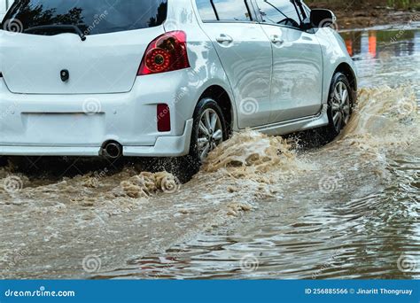 Coche Pasando Por Una Carretera Inundada Coche De Carretera Inundado