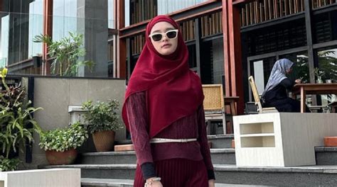 Gaya Hijab Syar I Ala Inara Rusli Cantik Dan Santun Okezone Lifestyle