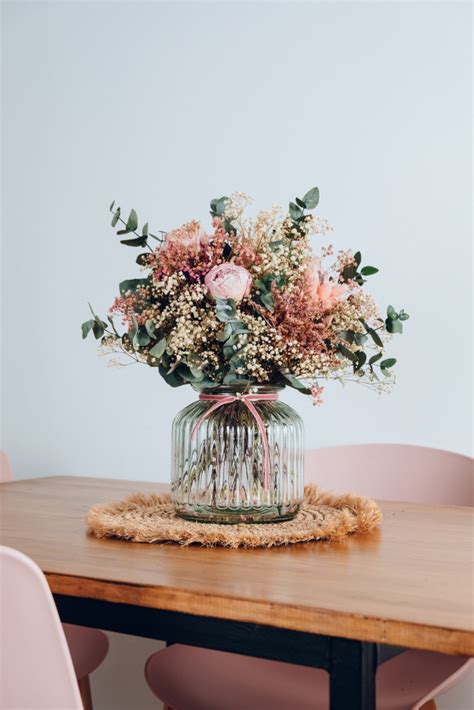 Jarr N De Cristal Con Peonias Eucalipto Y Flores Preservadas Silvestres