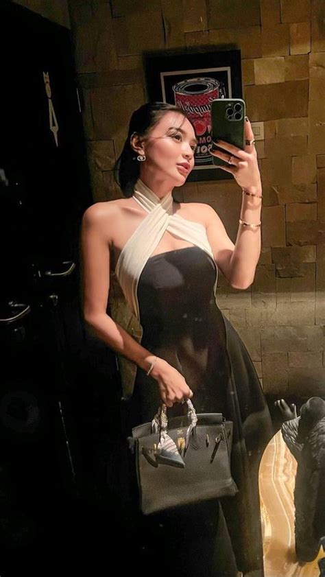 Potret Mirror Selfie Wika Salim Yang Suka Bikin Riuh