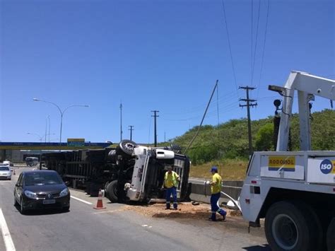 G Carreta Tomba Em Viaduto Que D Acesso Rodovia Do Sol No Es