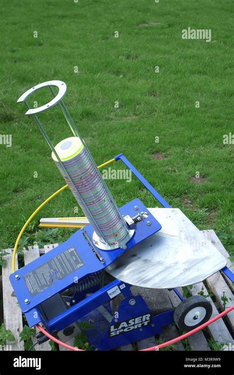 Laser clay pigeon launcher hi-res stock photography and images - Alamy