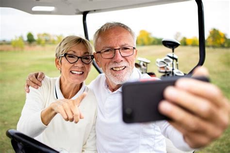 Feliz Pareja Senior Tomando Una Foto Selfie Para Redes Sociales En El