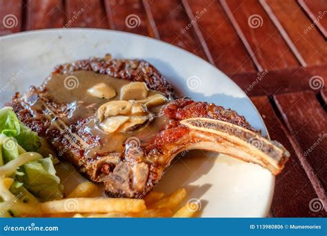 Bistecca Arrostita Delle Costole Di Carne Di Maiale Ben Fatto Con Le