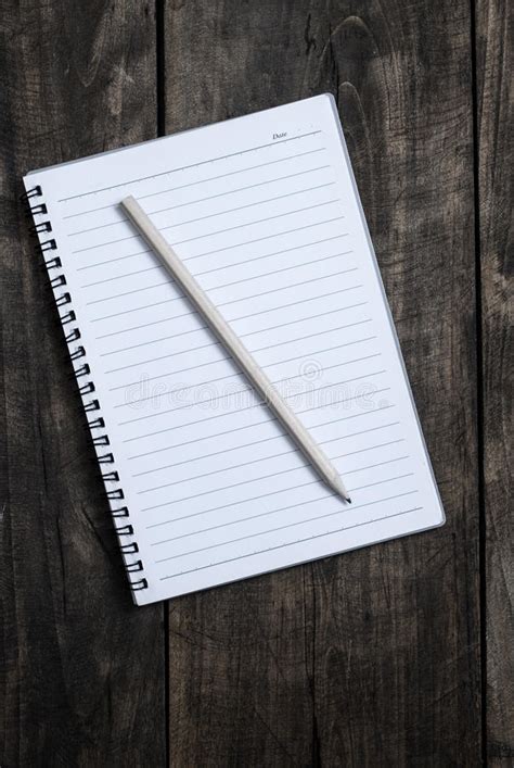 Cuaderno Y Pluma En Blanco En La Tabla De Madera Foto De Archivo