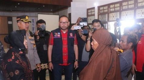 Mensos Risma Santuni Keluarga Korban Gempa Jayapura