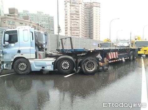 快訊／拖板車打滑「失控撞護欄」橫擋匝道 國1接88出口封閉 Ettoday社會新聞 Ettoday新聞雲