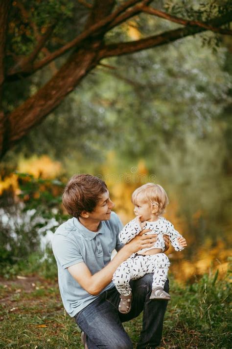 Feliz Padre Familiar E Hijo Caminando Por La Naturaleza Imagen De