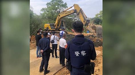 龍潭查獲不法業者亂倒廢土 遭警方當場查獲法辦 Tvbs Line Today