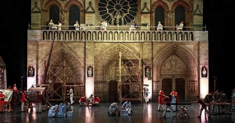 Notre Dame De Paris Le Spectacle La Dame De Pierre Rendant Hommage