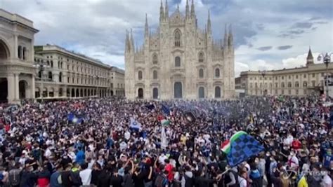 Scudetto Inter Piazza Duomo Invasa Dai Tifosi Nerazzurri