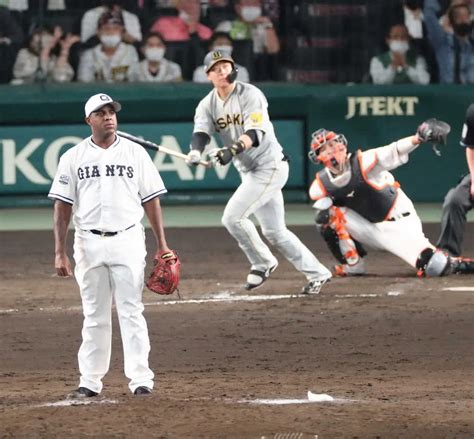 ＜神・巨＞9回 2死一塁 大山に同点2ランを打たれたデラロサ（撮影・成瀬 徹） ― スポニチ Sponichi Annex 野球