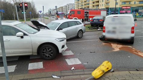 Warszawa Wypadek na Ursynowie Cztery auta zderzyły się w alei KEN