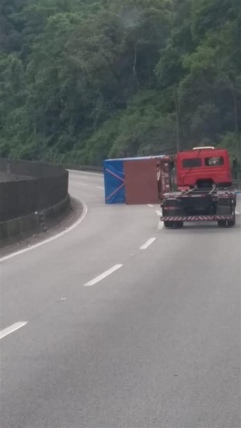 Carreta tomba e interdita parcialmente Rodovia Cônego Domênico Rangoni