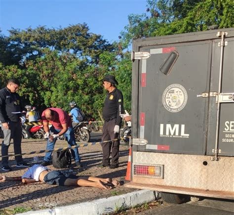 Motoqueiro morre ao perder controle e colidir poste de iluminação