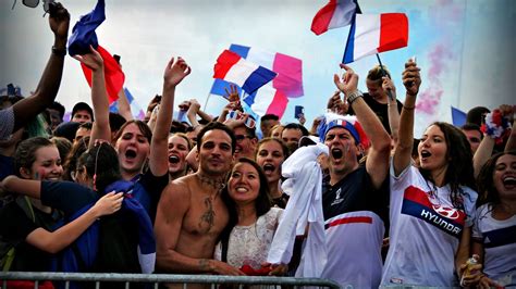 Liesse populaire après la victoire des Bleus Parler de résilience