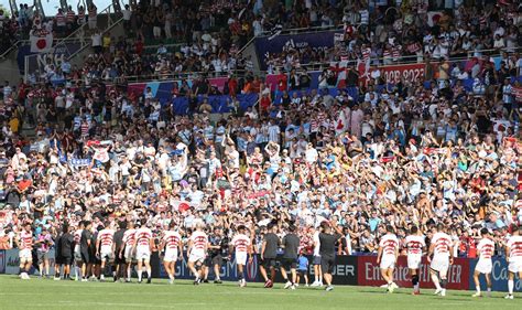 ＜ラグビーw杯フランス大会1次l 日本・アルゼンチン＞試合後、大観衆が詰めかけた場内を回る日本代表ら ― スポニチ Sponichi