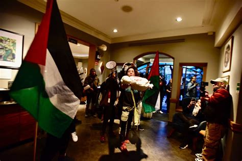 Manifestantes Pro Palestina Protestan Dentro De Una Tienda Zara Y Un