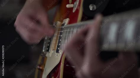 Vidéo Stock Man Strumming On Power Chords On His Les Paul Style Guitar