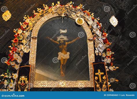 Altar Principal Dentro Da Igreja Do Senhor De Muruhuay Tarma Peru Foto